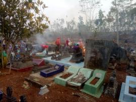 Semangat Gotong Royong Membersihkan Makam Warga Masyarakat Padukuhan Mendang I 